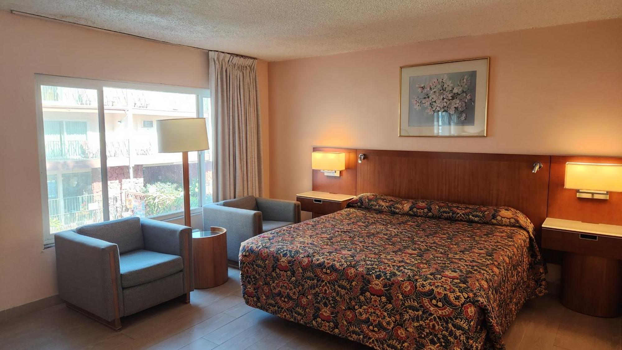 Royal Century At Lax Hotel 2*